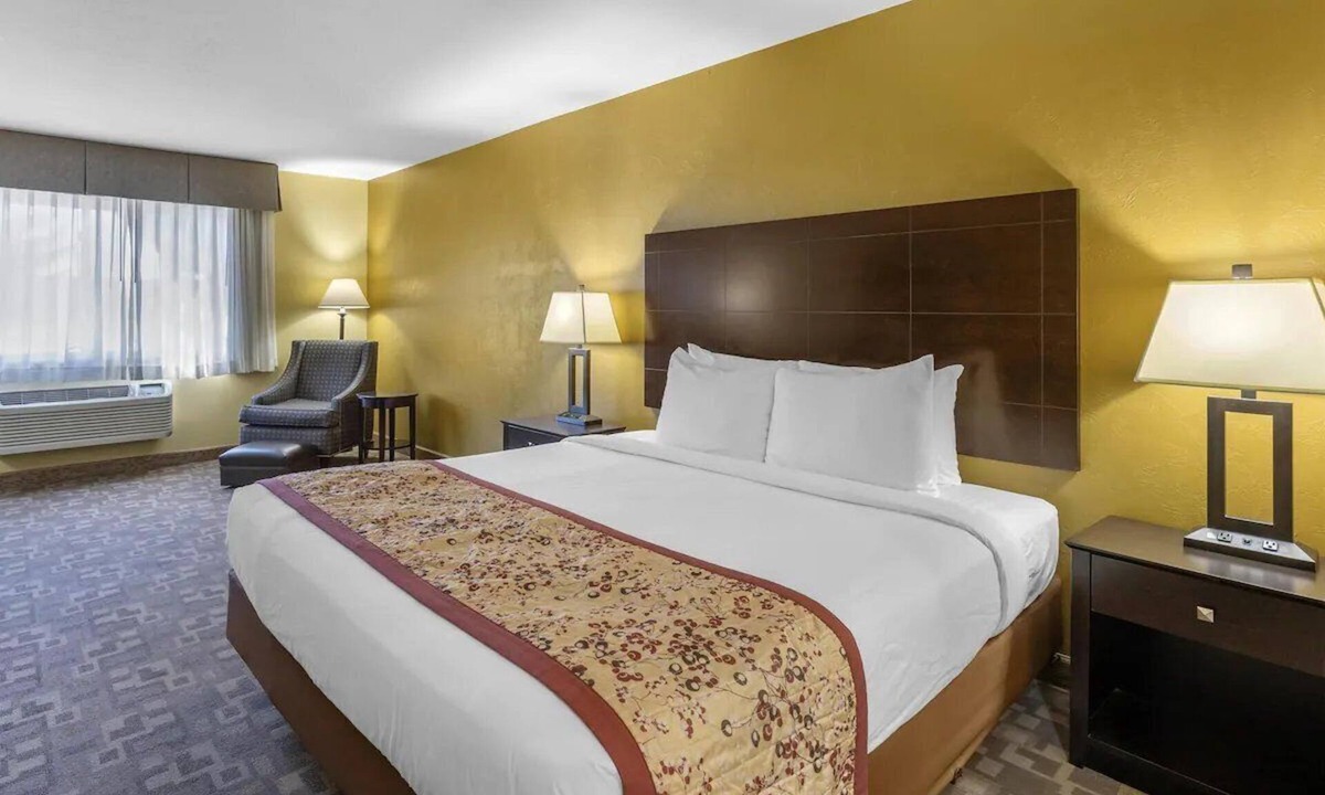 Blackfoot Hotel | Modern King Room | Complimentary Hot Breakfast Buffet & Free On-Site Parking