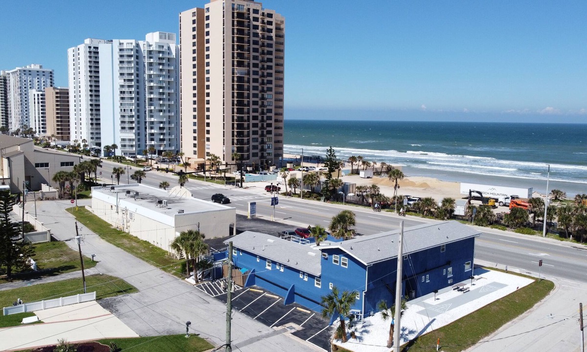 Daytona Beach Shores Apartment | Modern King Suite Steps to Daytona Beach