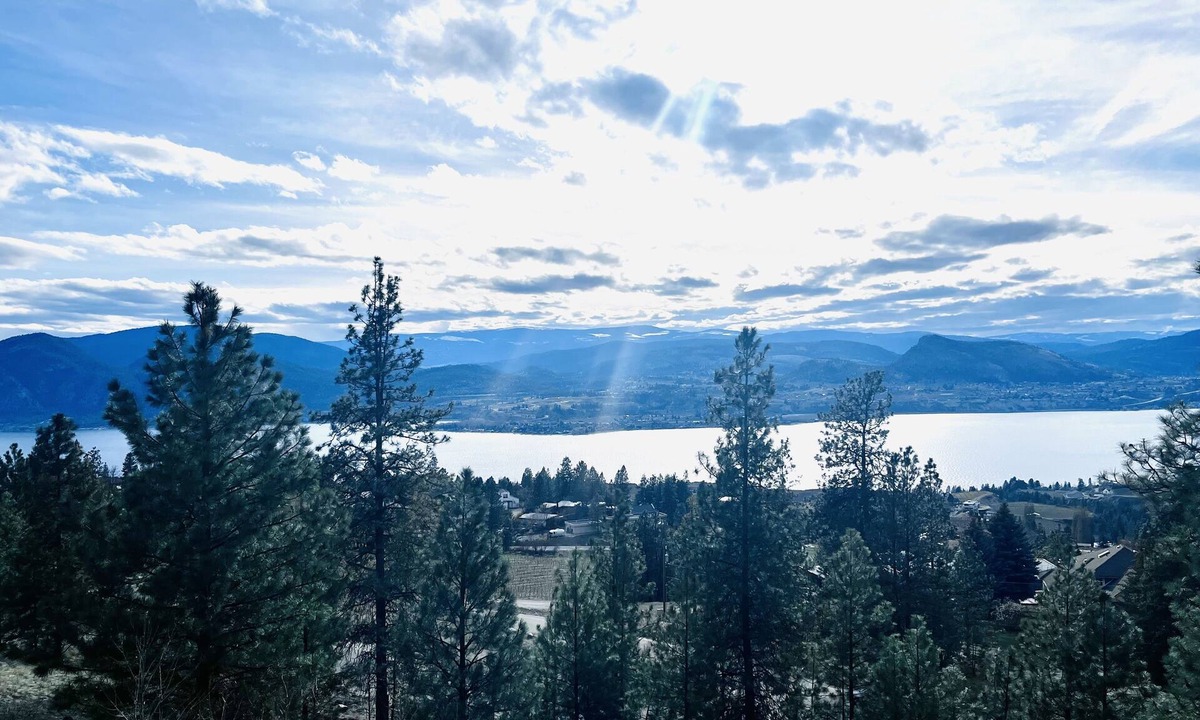 Okanagan-Similkameen Apartment | Modern Lake View Basement Suite.