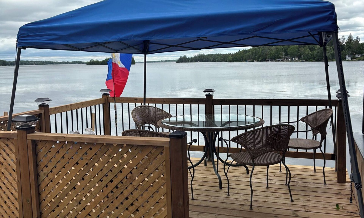 Selwyn Cottage | Modern lakefront island view cottage