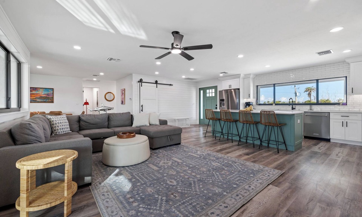 East Rocks House | 🌺Modern Lakefront Masterpiece-5 bed/3 bath home in East Rocks-Dog Friendly🐶