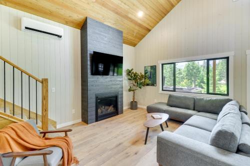 Lakeside House | Modern Lakeside Cabin w/Mountain Views & Hot Tub!