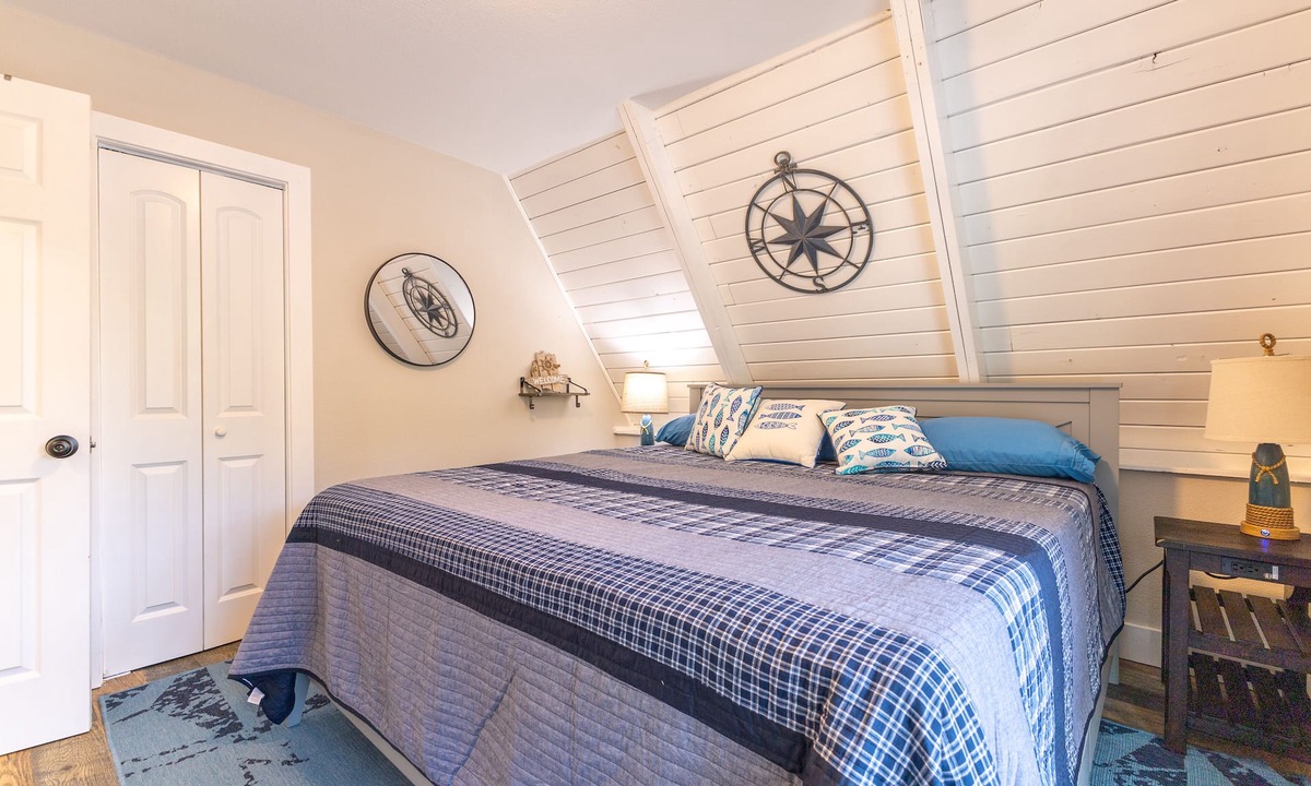 Ashley Oaks Ski Chalet | Modern Lakeside Chalet - Large Deck - Pontoon Rentals - BBQ Grill - Boat Slip