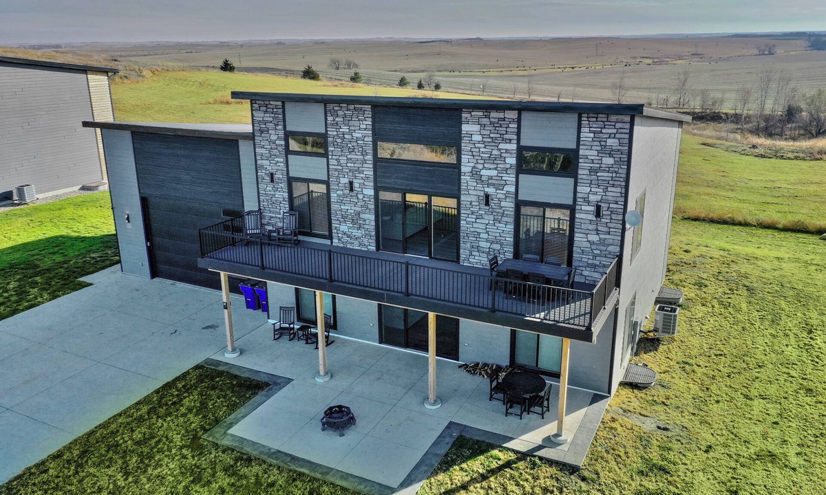 Crofton House | Modern Lewis and Clark lake home with lake views and 3 min drive to the beach!