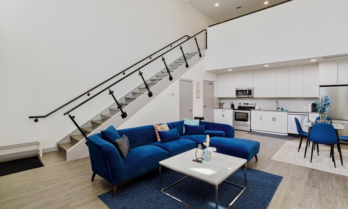Northeast Edmonton Apartment | Modern Loft, King Bed, 10 mins from Dt