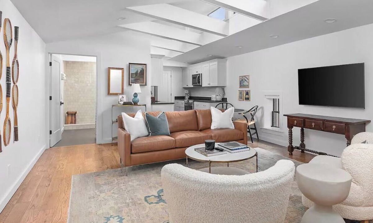 North Upper Street Apartment | Modern Loft - Parking Included, Walk to Downtown