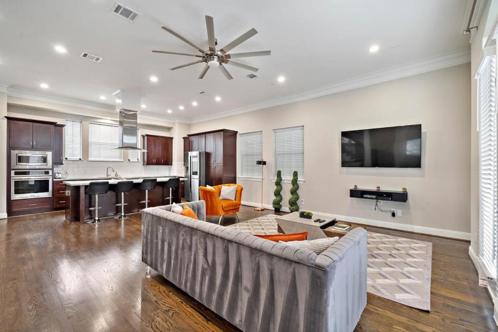 Houston Apartment | Modern Loft Unit with Patio at the Galleria