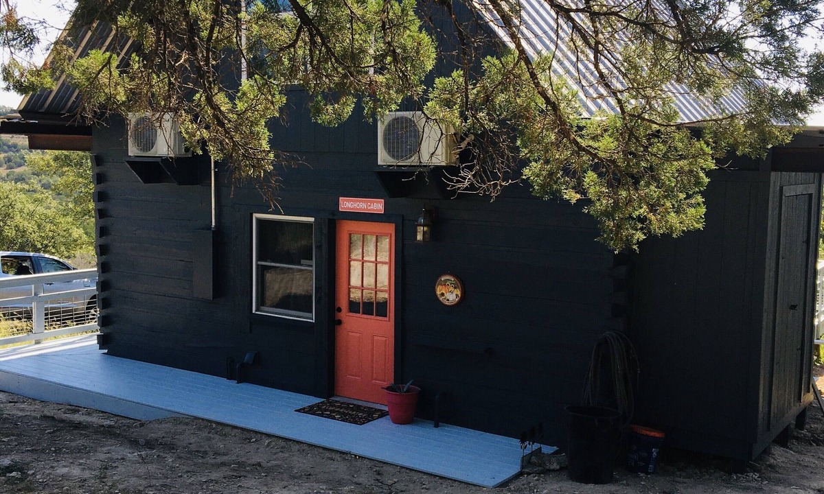 Oatmeal Cabin | Modern LONGHORN CABIN with views-Near Hidden Falls Park-2 acres, 2 min to lake