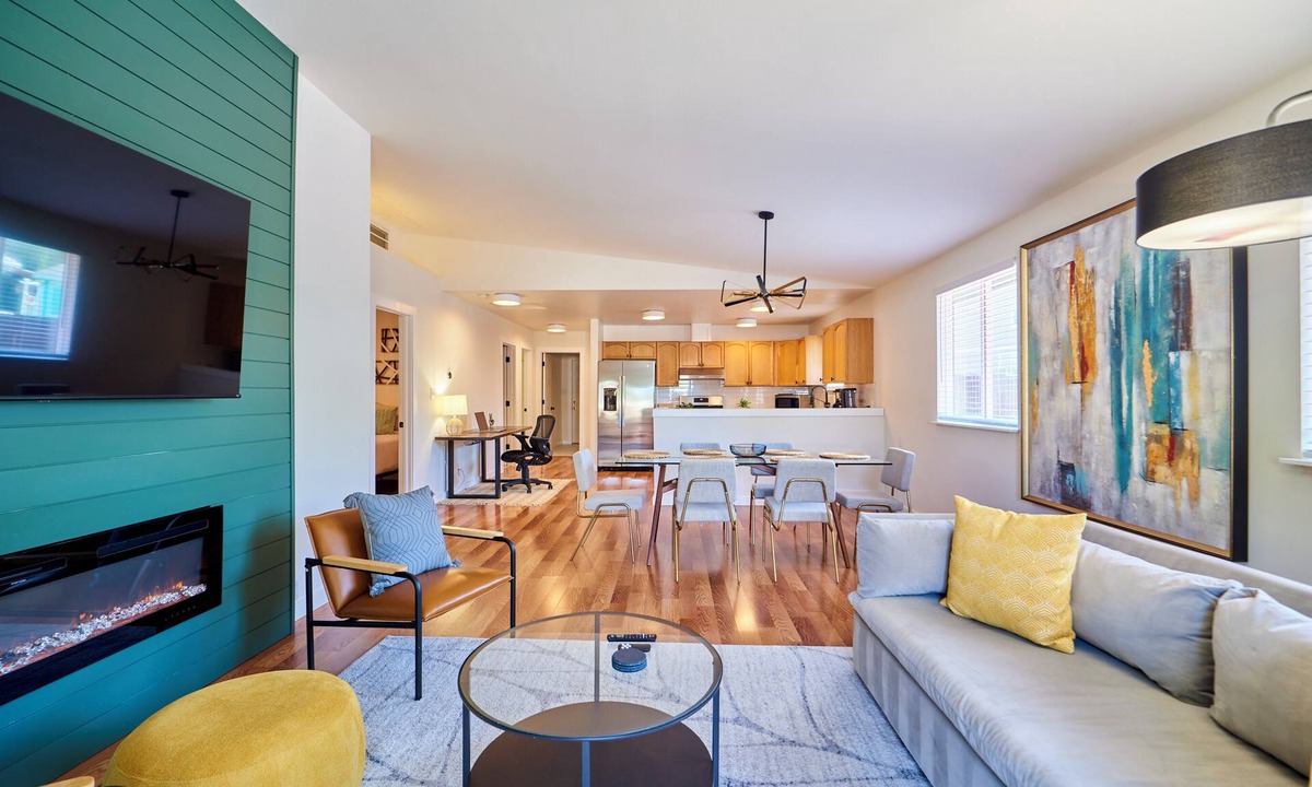 Everett House | ★ Modern LUX 4 bdrm - Near Mall, Boeing, Paine Field & Eateries! ★