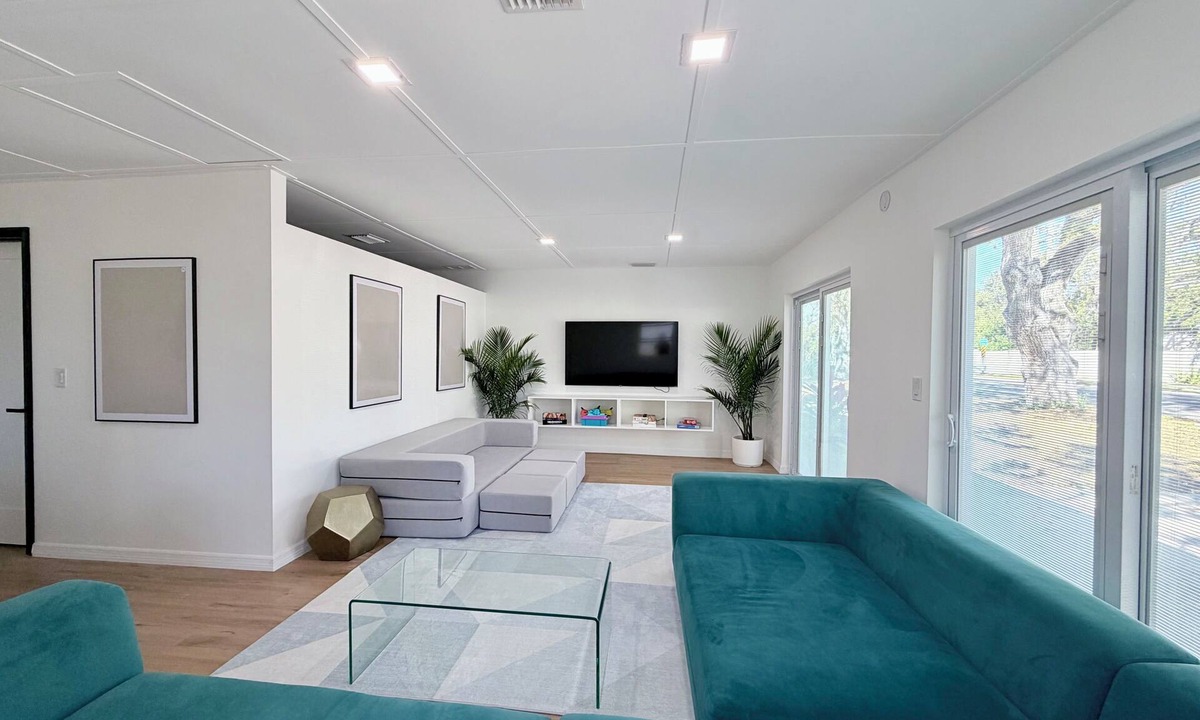 Whitfield House | Modern Luxe King Suite~Minutes To Siesta Key Beach + Eateries + Downtown.