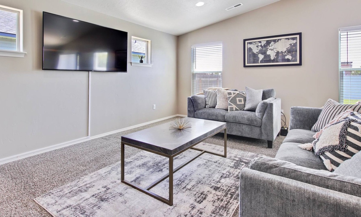 Caldwell House | Modern & Luxurious Private 3 Bedroom Home, Heart of Caldwell