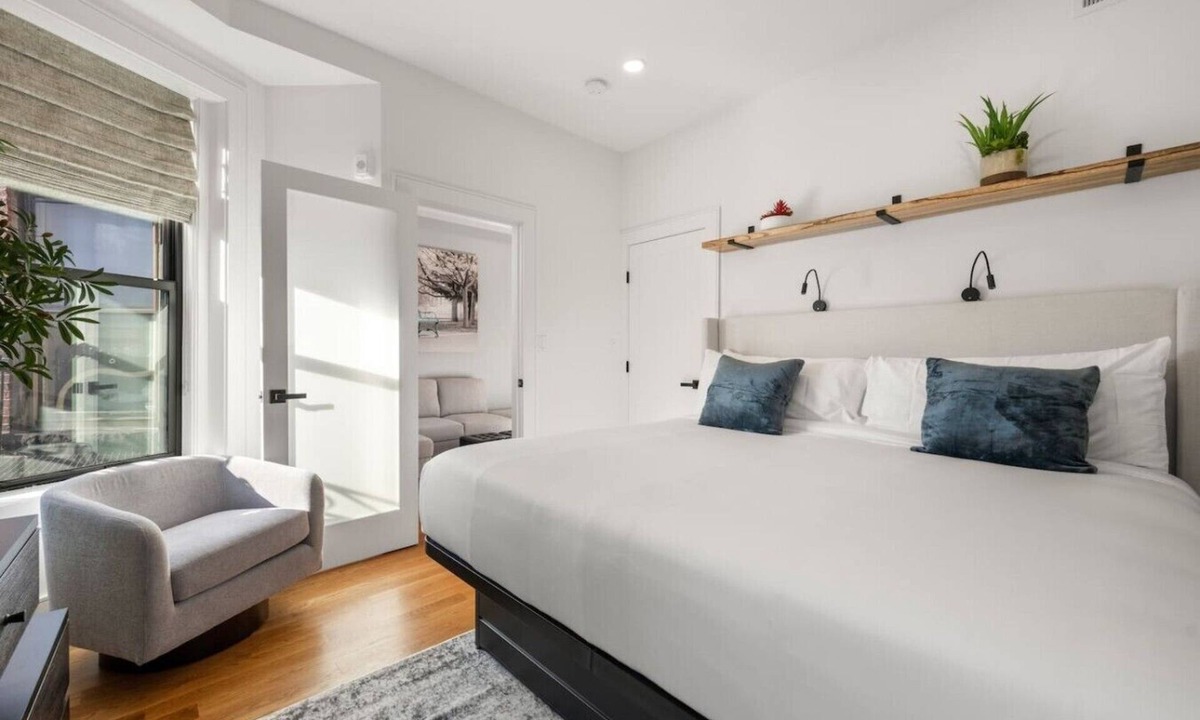 Fenway–Kenmore Apartment | Modern Luxury 2BR | King + Queen | Suite 8