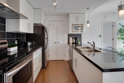 Crosstown Apartment | Modern Luxury 2BR Residence in The Downtown Core! Prime Location