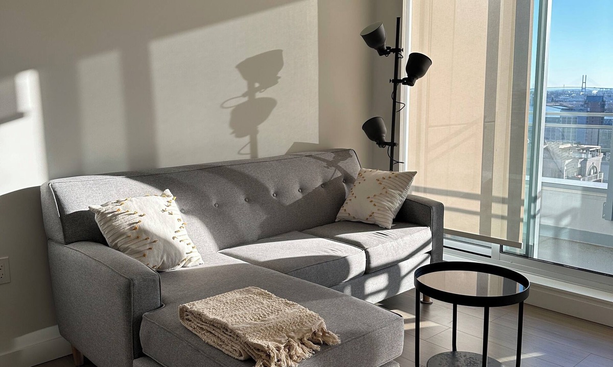 Downtown New Westminster Apartment | Modern luxury with skyline across Vancouver - 5 mins to the water and trains!