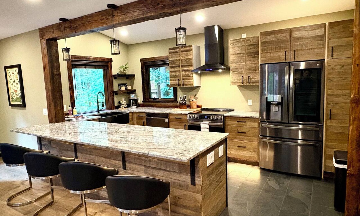 Warnick House | 🔥🏔️Modern Luxury Cabin by Mt Baker, Hot Tub, Designer Interior, Black Diamond Inn