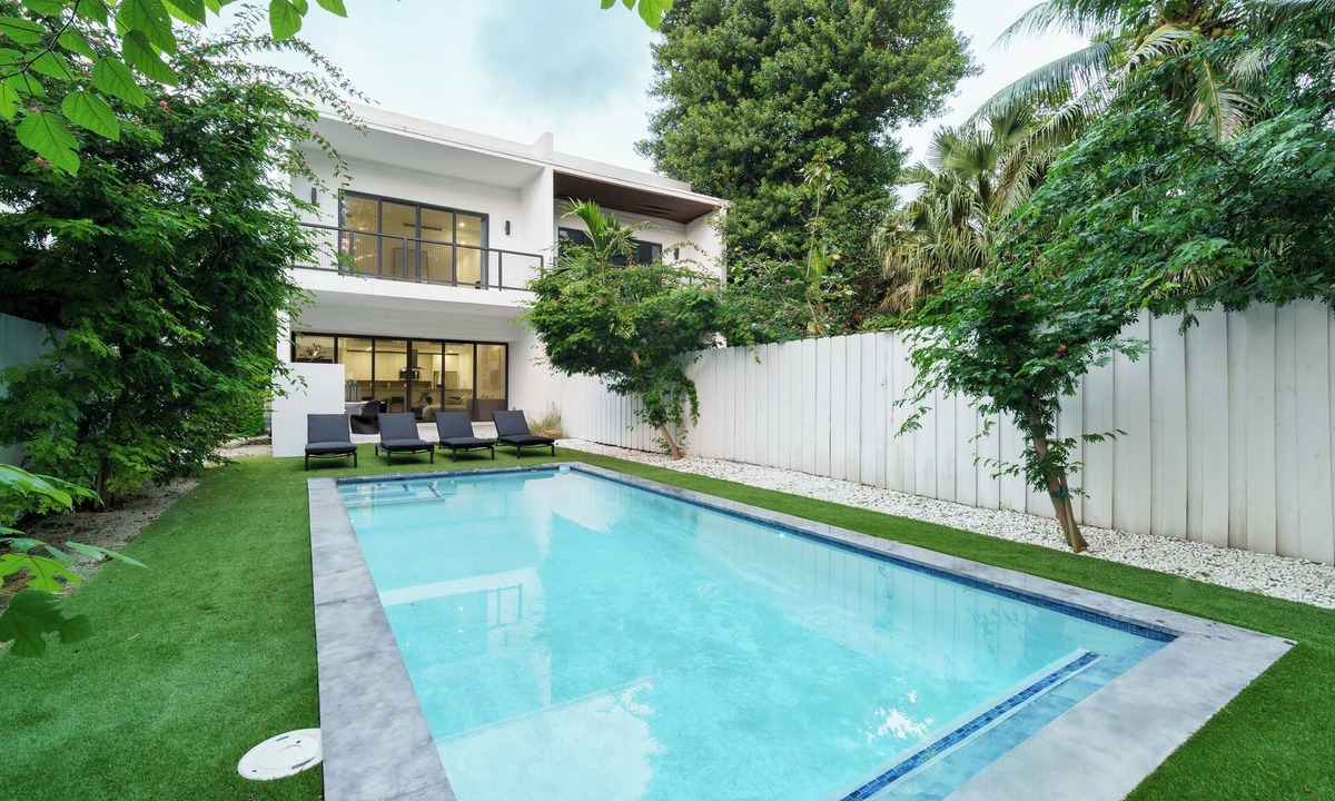 Southwest Coconut Grove House | Modern Luxury Coconut Grove Home w/Pool, Gated & BBQ