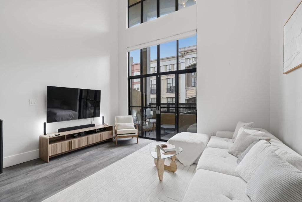 The Villas Apartment | Modern Luxury Loft facing Santana Row w/Balcony