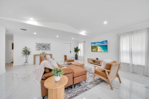 Lake Worth House | Modern Luxury Retreat - Centrally Located in WPB