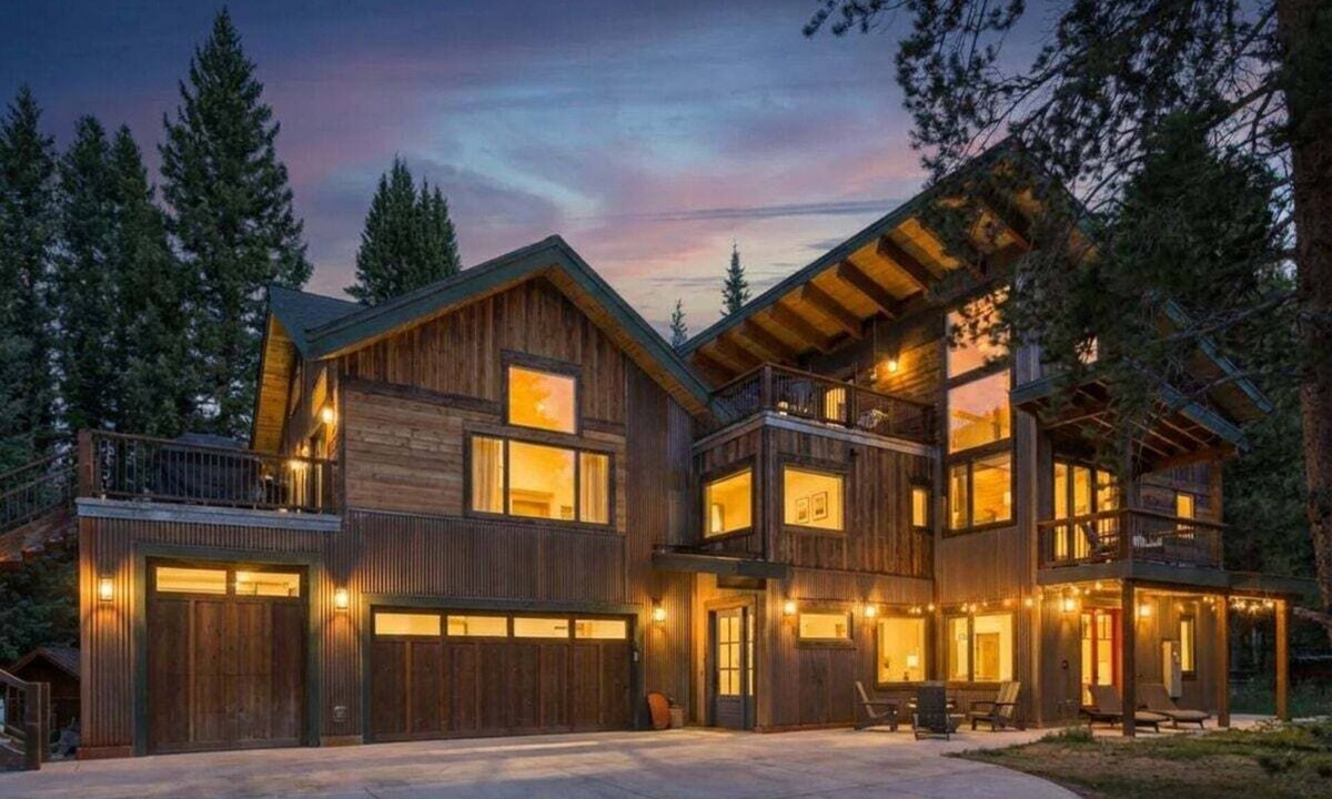 Blue River House | Modern Luxury Retreat 💫 Hot Tub 🎱 Game Room 💎 $0 Cleaning & Pet Fees