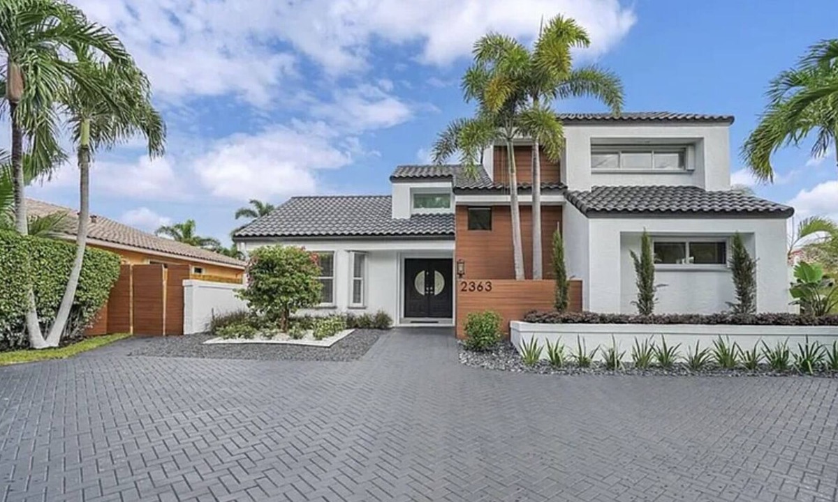 Pompano Isles House | Modern Luxury Vacation Home and Dock