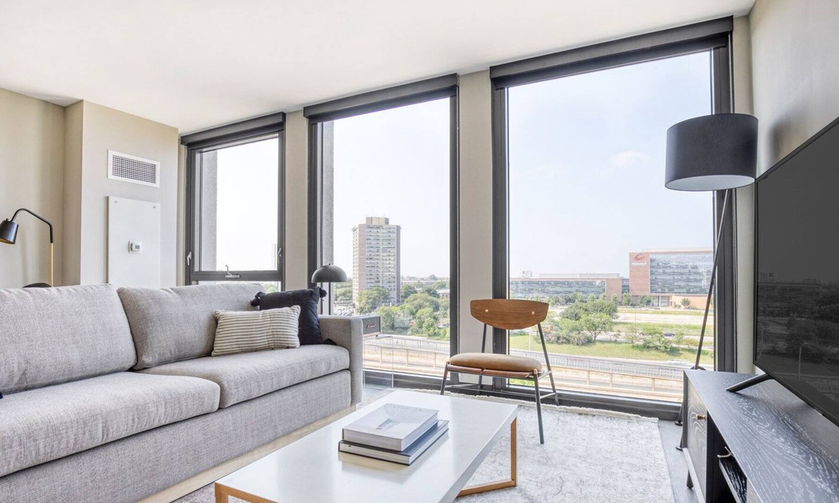 Illinois Medical District Apartment | Modern Medical District 1BR w/ Gym + W/D, 1 block to L, by Blueground