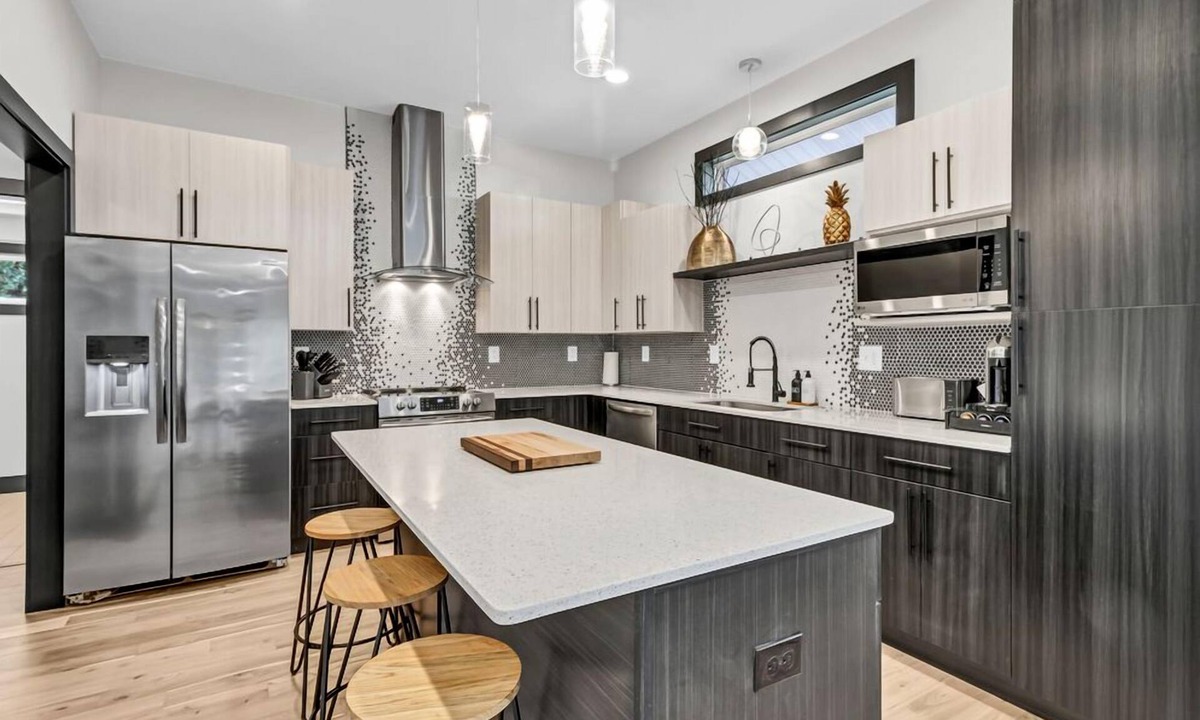Greer House | Modern Mill House -Luxury Stay with outdoor living -Walk downtown Greer