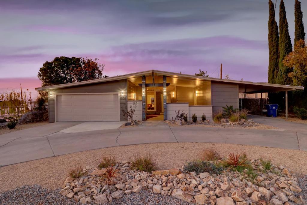 Mesilla Park House | Modern Mini Golf Oasis