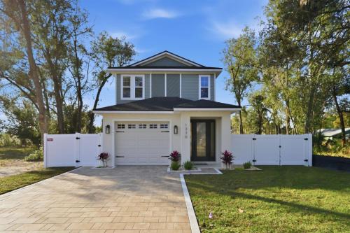 Mount Dora House | Modern Mount Dora Escape Style and Sunshine home