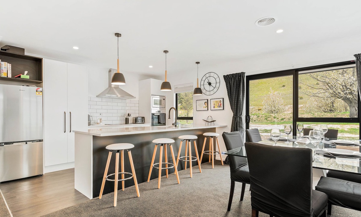 Mount Pisa Cottage | Modern Mount Pisa - Cromwell Holiday Home
