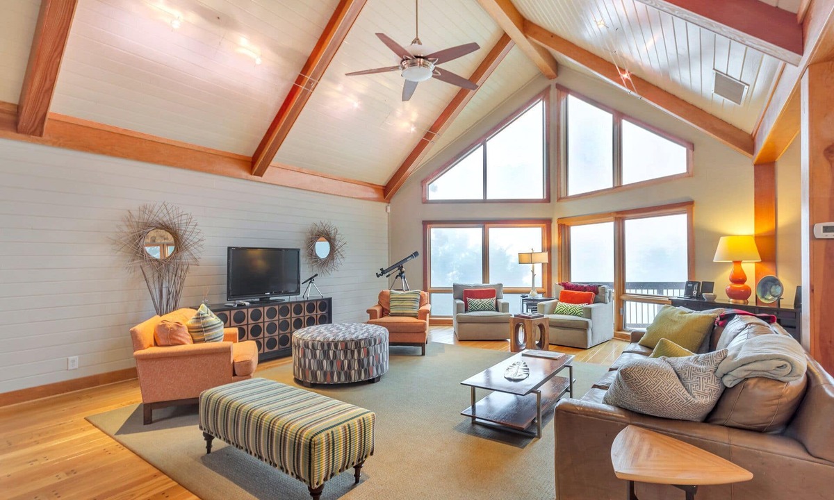 Pedlars Edge House | Modern Mountain Retreat: Hot Tub, Chef's Kitchen, Game Room & Ski Access
