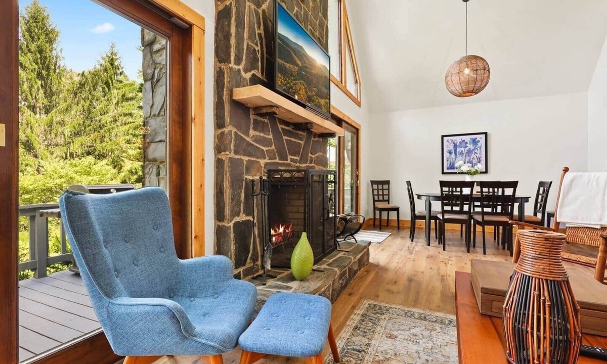Warrensville House | Modern Mountain Escape in the Heart of Ashe County. 10 minutes to West Jefferson