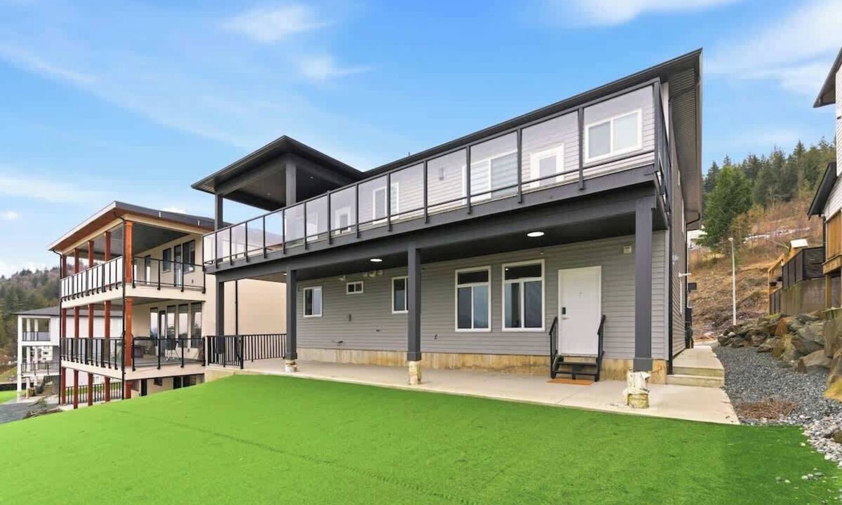 Eastern Hillsides House | Modern Mountain View Suite with Covered Patio