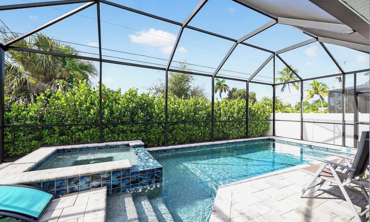 Naples Park House | Modern Naples Park Luxurious pool spa Home 5 Min to Beach
