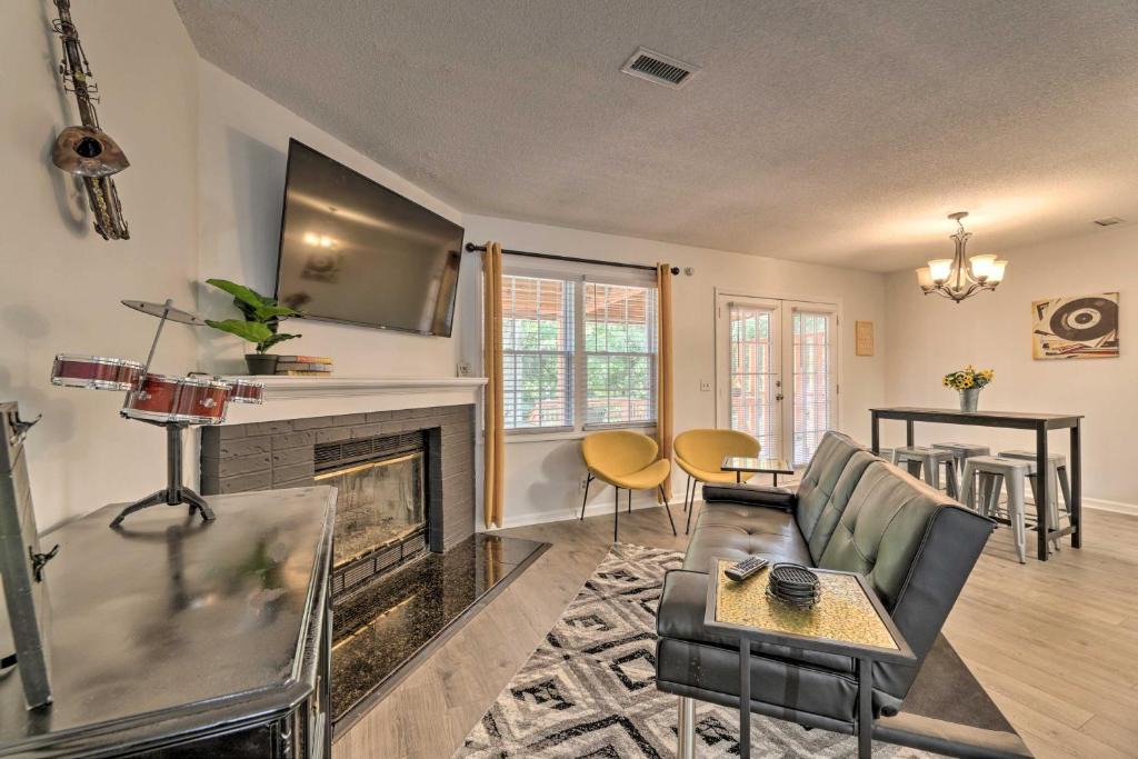 Antioch House | Modern Nashville Townhome: Large Yard & Deck!