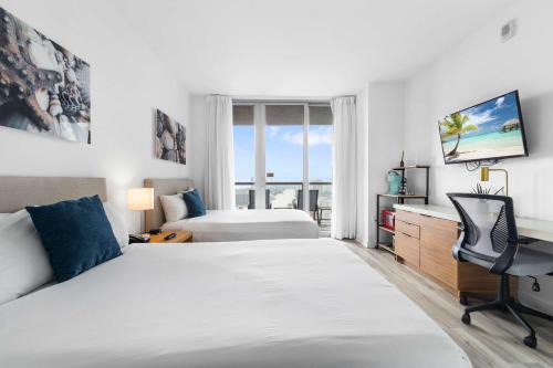 Hallandale Beach House | Modern New Studio Balcony & Pool