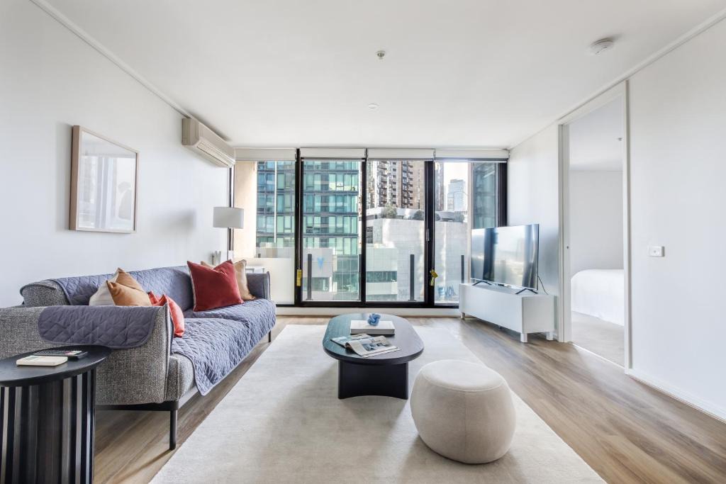 Southbank Apartment | Modern Nomads Summit Southbank Sleek 2BR Resort Living with Gym and Pool