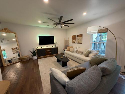 Dallas Villa | Modern Oak Lawn 3BR w EV & Yard