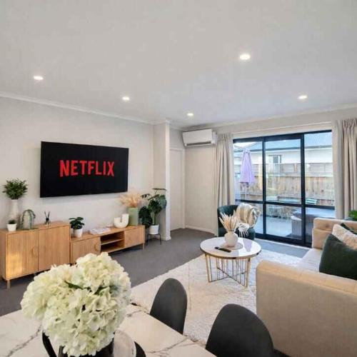 Hamilton House | Modern Oasis Near Shopping Centres