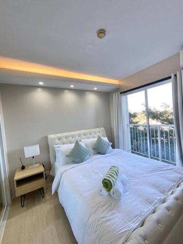 Moonwalk Apartment | Modern Oasis: Pool + Netflix