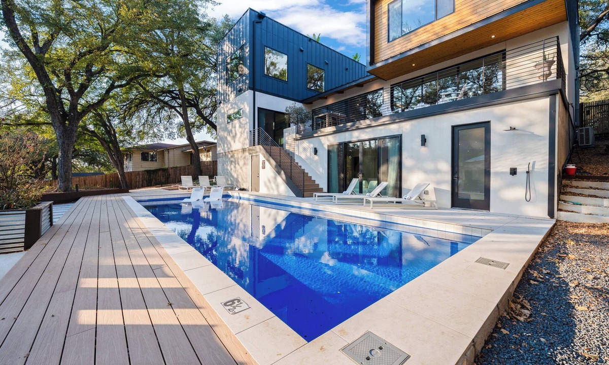 Riverside House | Modern Oasis w/Pool, Hot Tub, Rooftop Deck & Home Theater | Mariposa Retreat