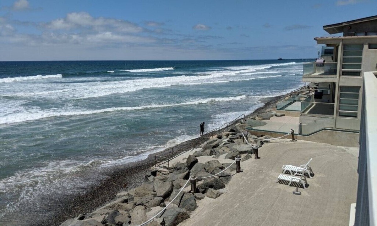 South Oceanside Condo | Modern Oceanfront Condo with Private Beach, Sauna, Gated Parking