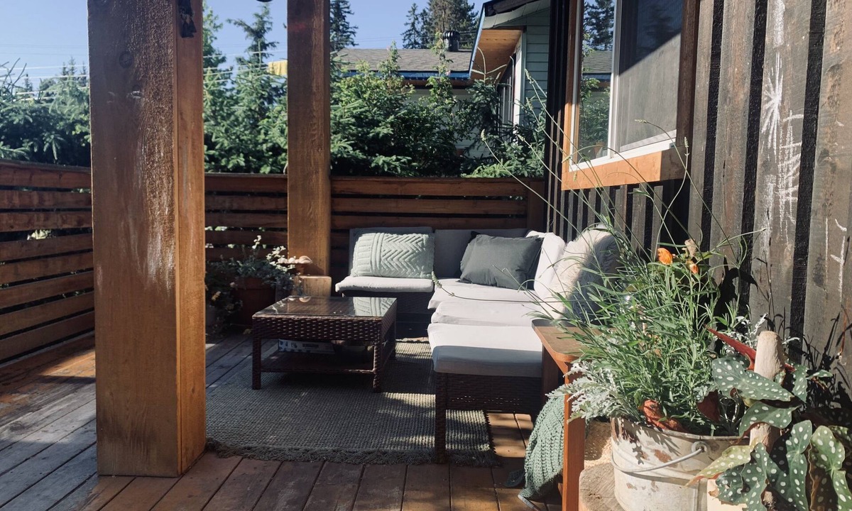Smithers House | Modern, open- concept house- in town & connected to Riverside Park (3 bedrooms)