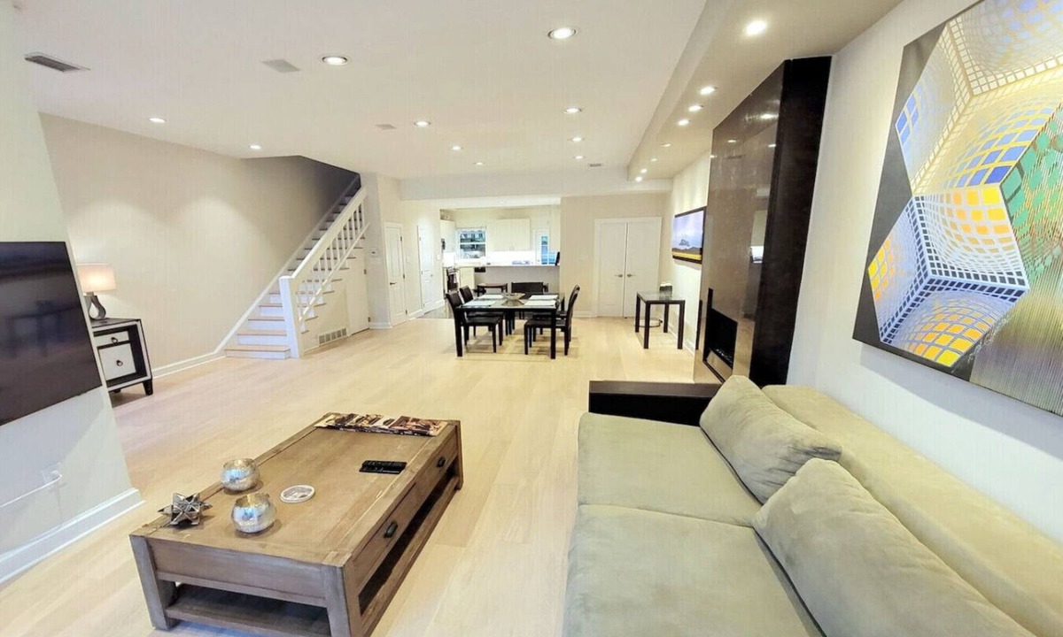 Cardozo House | Modern - Parking - Metro 1/2 blk 99 Walk score Minutes to Capital, Museums and National Mall