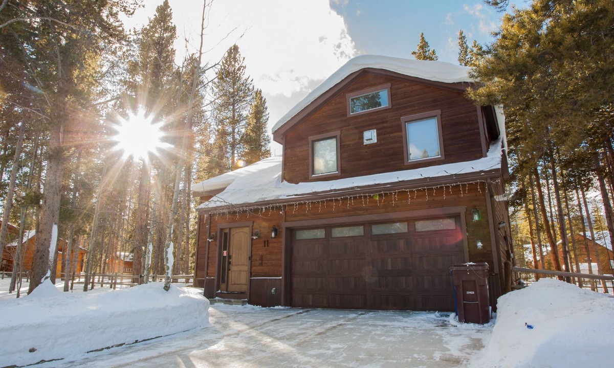 Breckenridge House | Modern Peak 7 Retreat, Hot Tub, Garage, Pet Friendly, Minutes to Ski + Main St
