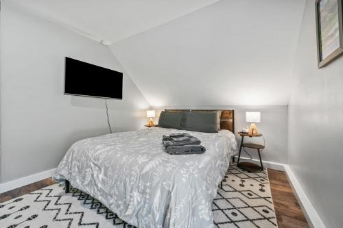 Whitefield Apartment | Modern Pet Friendly Apt Hiking Touring Studio