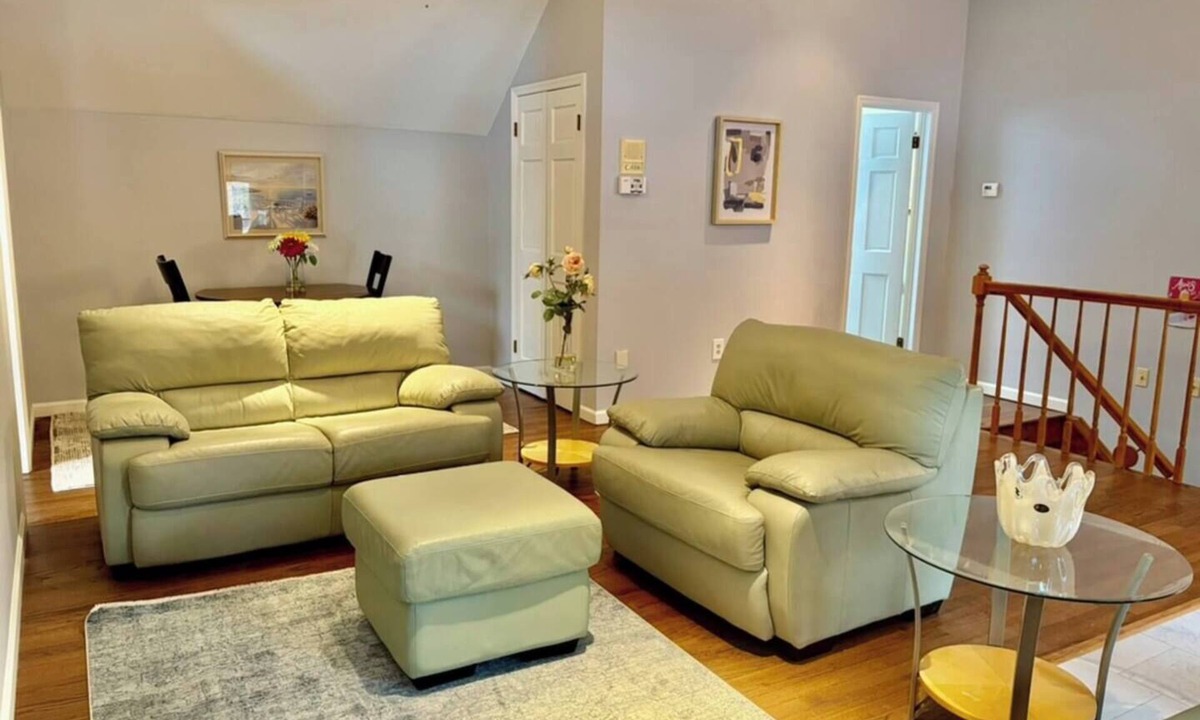 Lyons House | Modern Private 1BR/1BTH w/1-car Garage Parking Near Hospitals/Corporate Office
