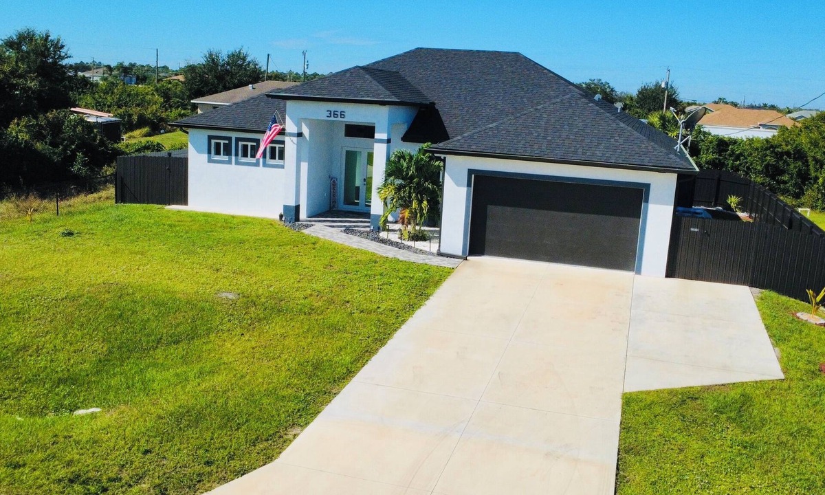 Parkdale House | Modern & Private Apartment with Kitchen in Lehigh Acres – Independent Entry