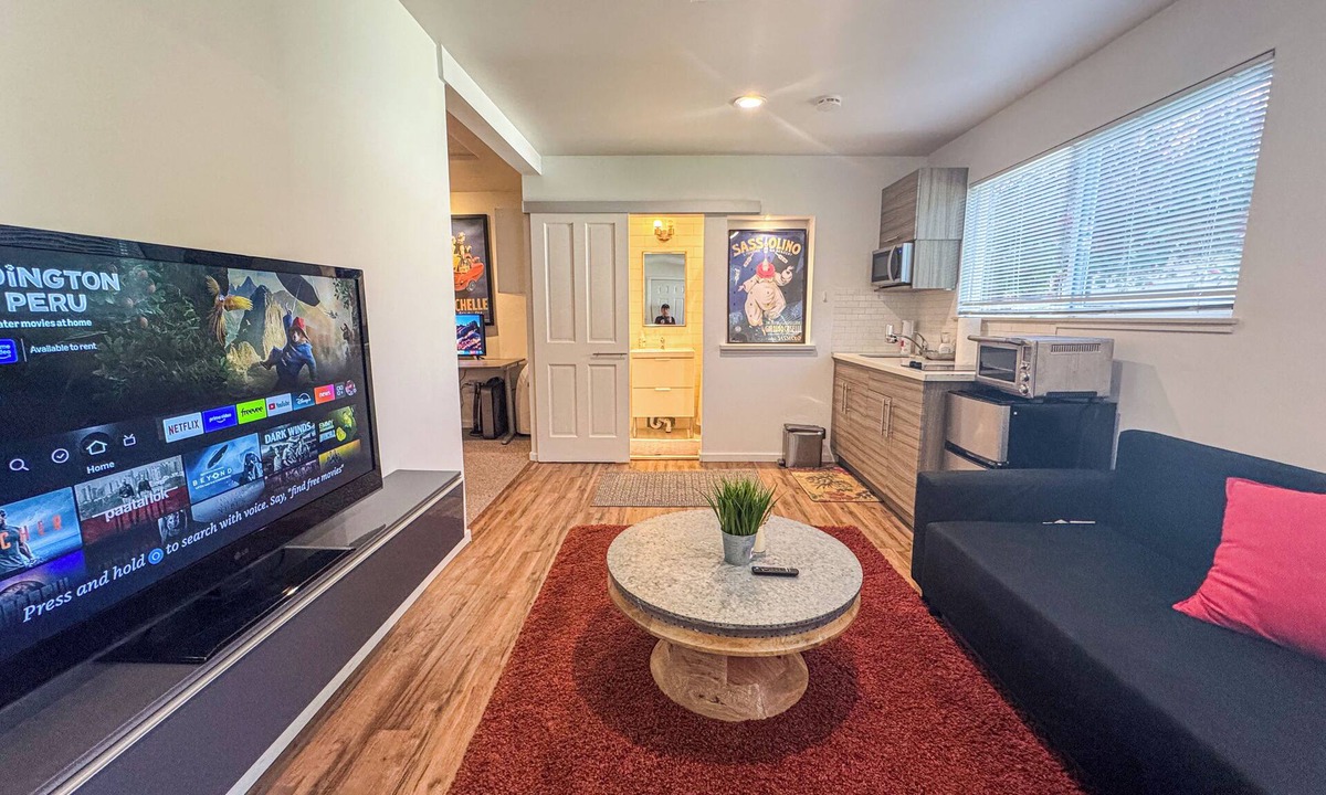 Lake City Apartment | Modern Private Guest House in Seattle