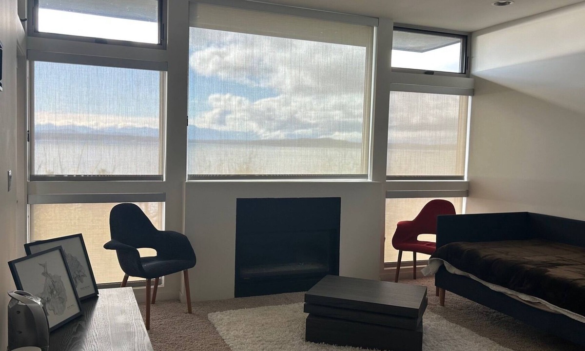 Seaview House | Modern private ocean-view 2-bedroom mother-in-law with hot tub, walk to beaches.
