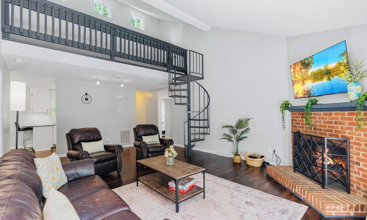Mint Hill House | Modern Private Ranch Very Fast WiFi Vast Fenced Yard+Big Deck+Fire Pit!